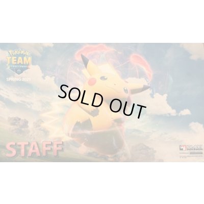 画像1: プレイマット『海外/キョダイマックスピカチュウ(STAFF/TEAM)※』【サプライ】{-}