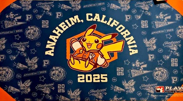 画像1: 〔予約販売〕プレイマット『WCS2025アナハイム(ピカチュウ)※』【サプライ】{-} (1)